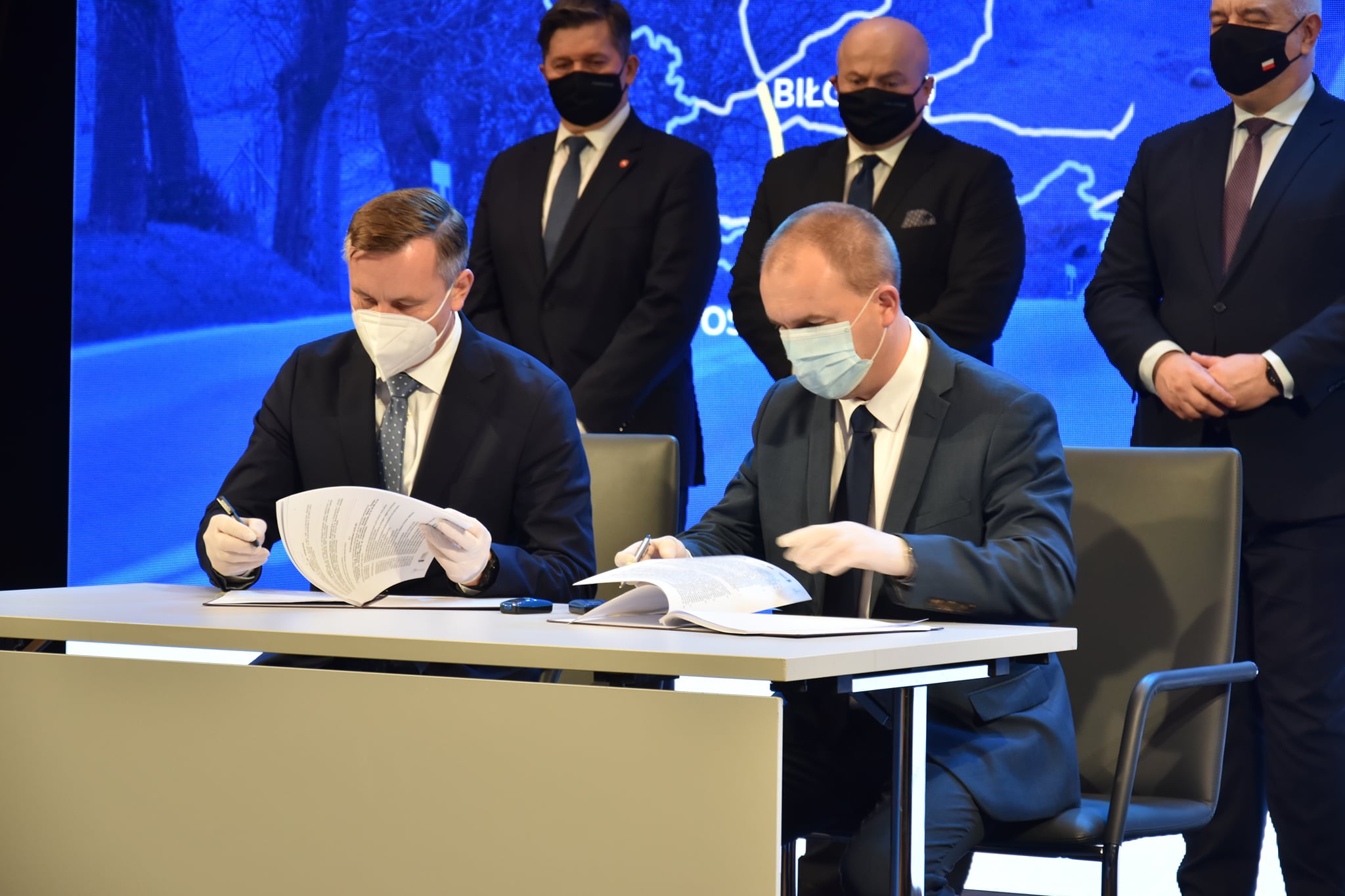 Zdjęcie przedstawia moment podpisania umowy na rozbudowę drogi wojewódzkiej Nr 835, przez Dyrektora Pawła Szumerę oraz Prezesa Leszka Gołębieckiego.