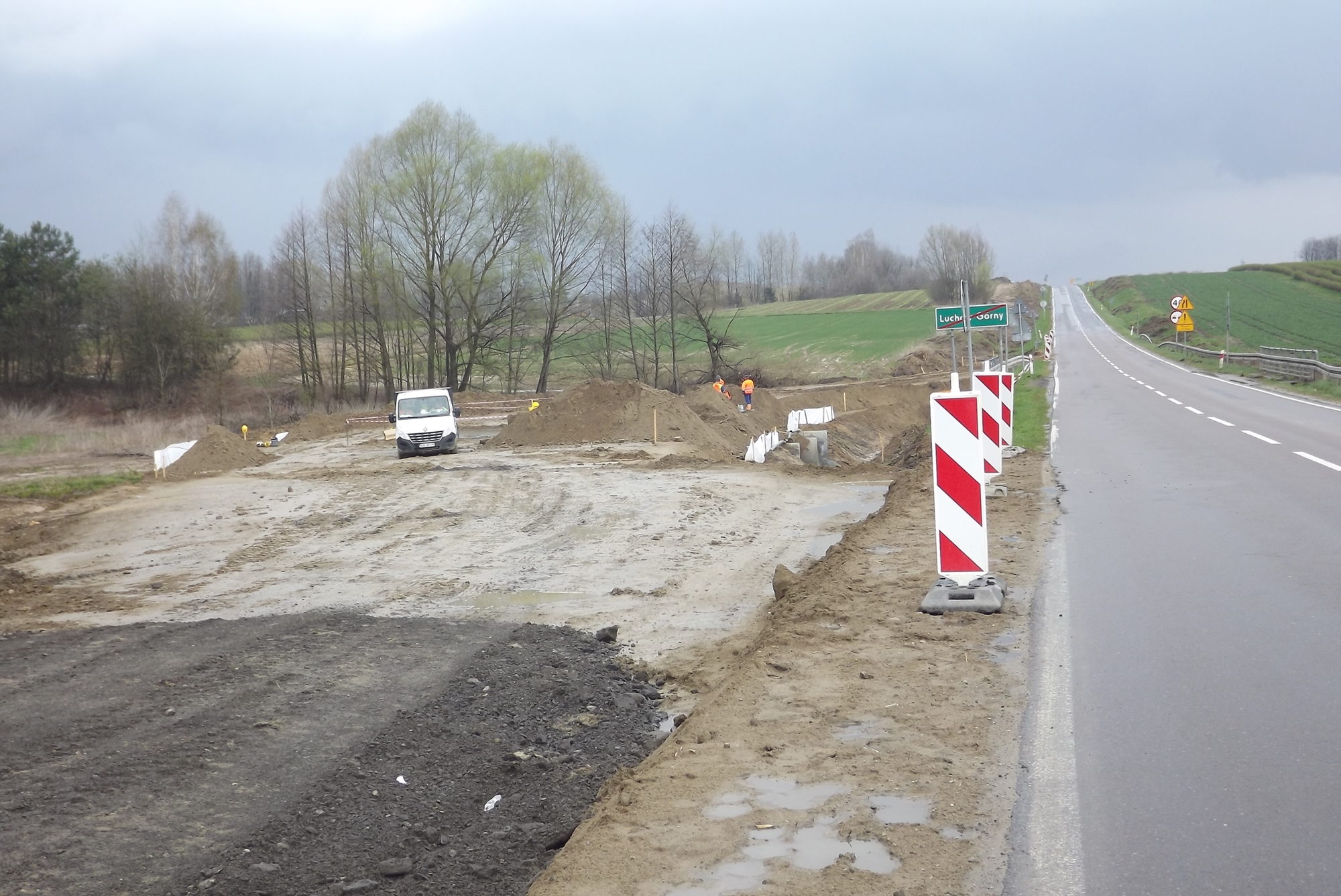 Zdjęcie przedstawia budowany most tymczasowy w miejscowości Luchów na drodze wojewódzkiej Numer 835