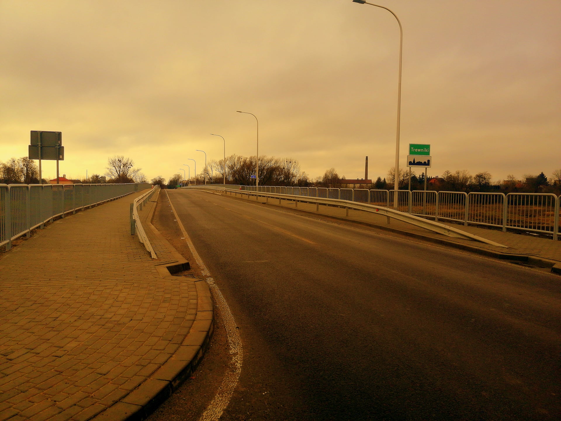 Zdjęcie przedstawia most w Trawnikach wraz z drogą wojewódzką.