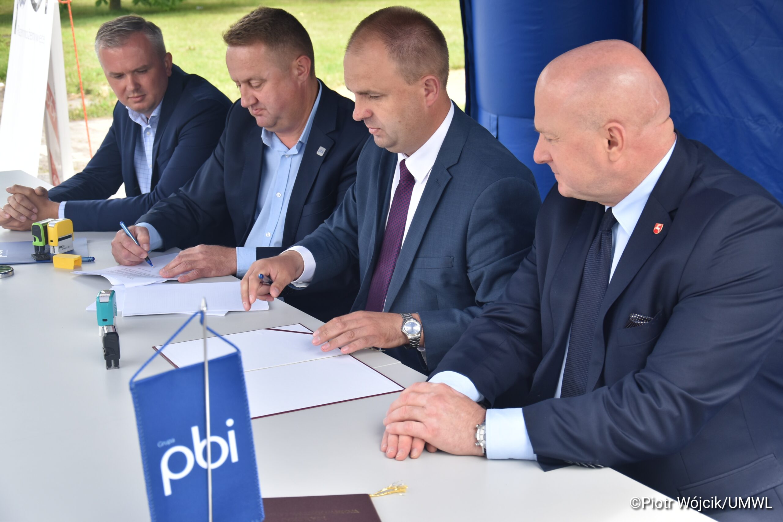 Dyrektor Zarządu Dróg Wojewódzkich w Lublinie podpisuje umowę na budowę północnejobw odnicy Kraśnika, w towarzystwie Marszałka Województwa Lubelskiego Jarosława Stawiarskiego oraz właścicieli firmy PBI.