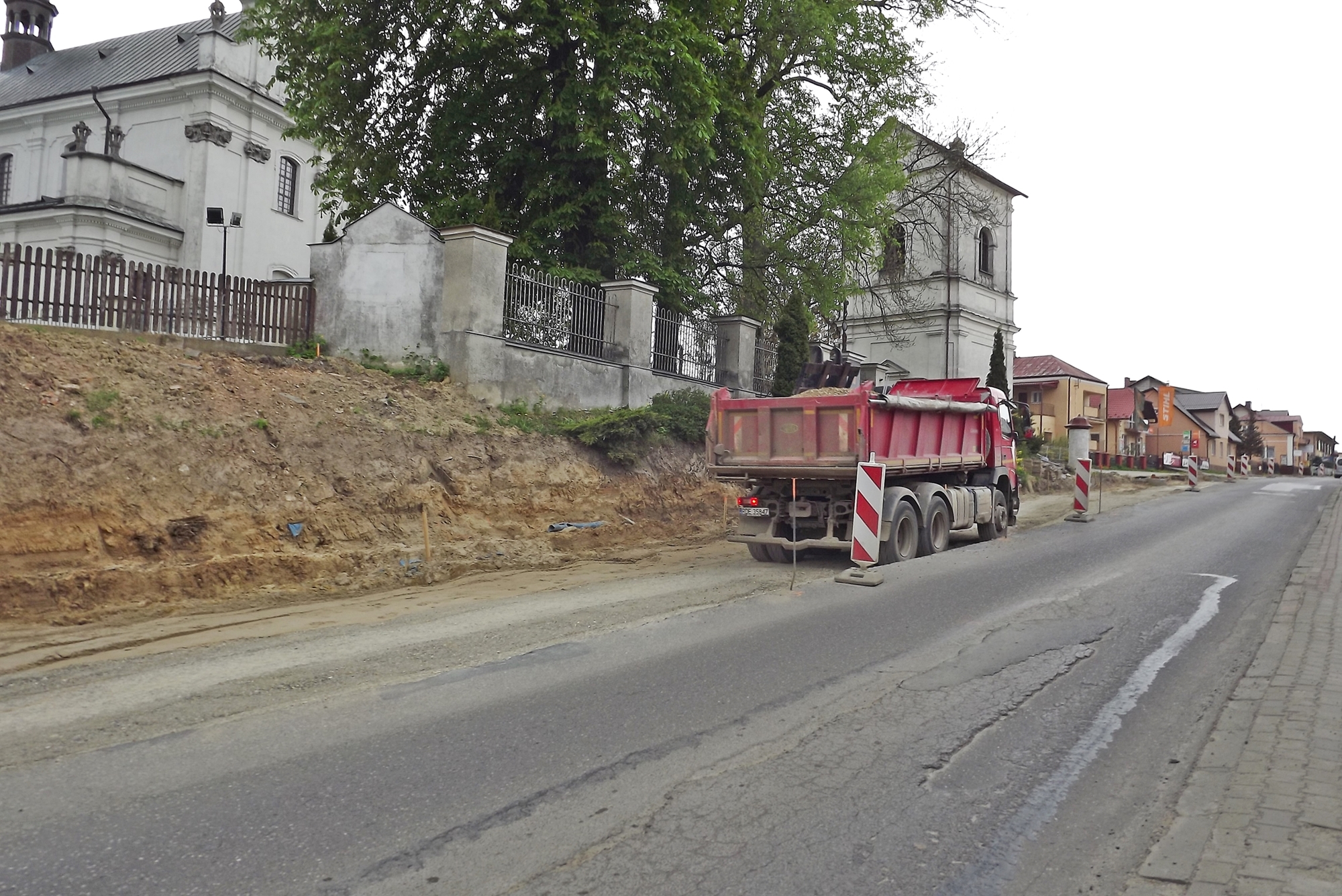 Zdjęcie przedstawia przebudowywaną drogę wojewódzką koło kościoła parafialnego w Tarnogrodzie.