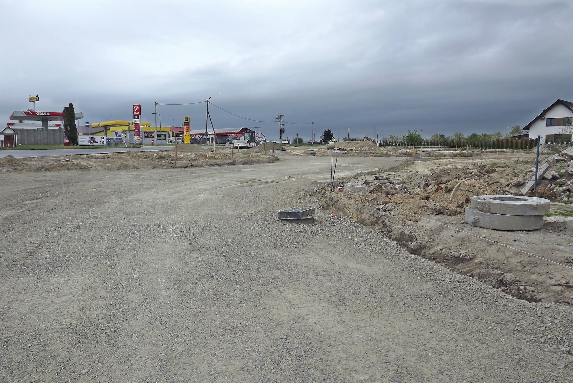 Zdjęcie przedstawia przebudowywaną drogę wojewódzką Nr 835 w Tarnogrodzie - widzimy rozpoczęte prace przy budowie ronda koło stacji paliw Orlen.