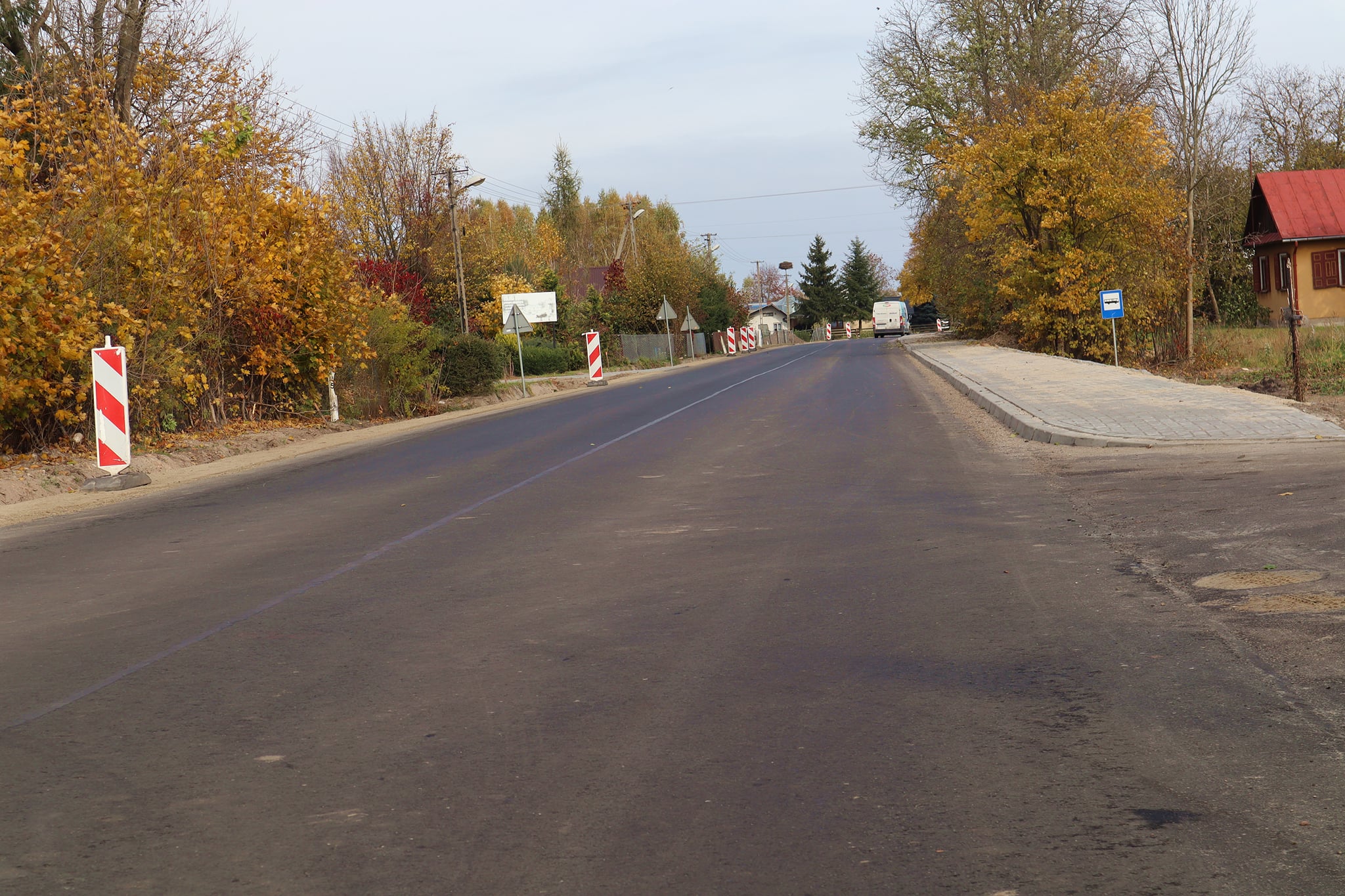 Zdjęcie przedstawia wyremontowaną drogę wojewódzką numer 813 w miejscowości Komarówka Podlaska.