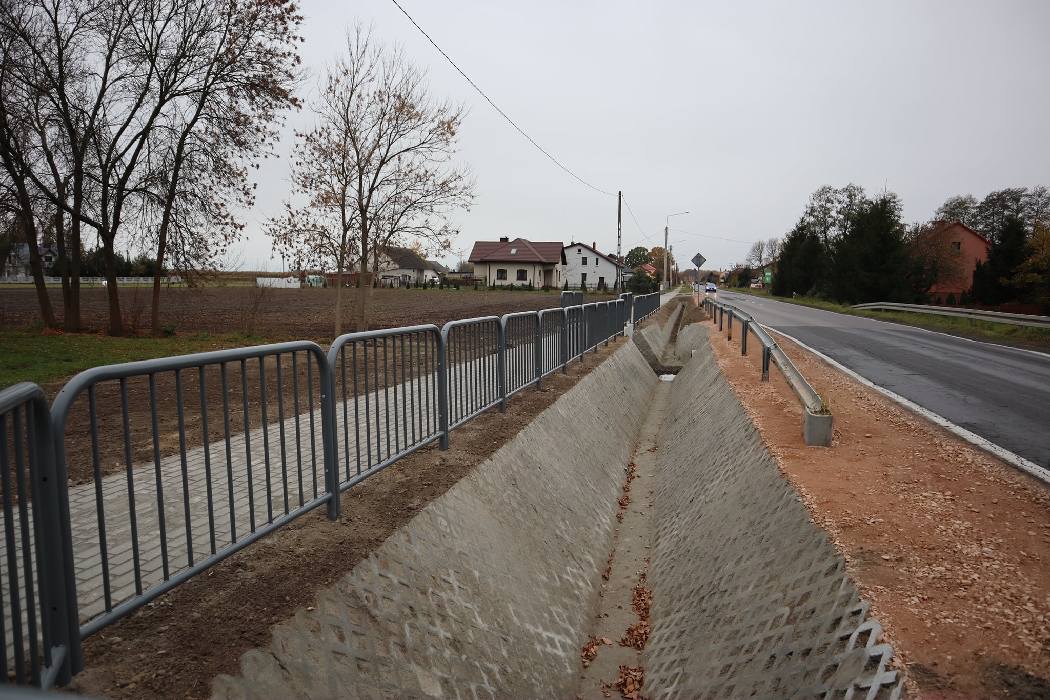Zdjęcie przedstawia nowy chodnik w miejscowości Ryżki przy drodze wojewódzkiej numer 806.