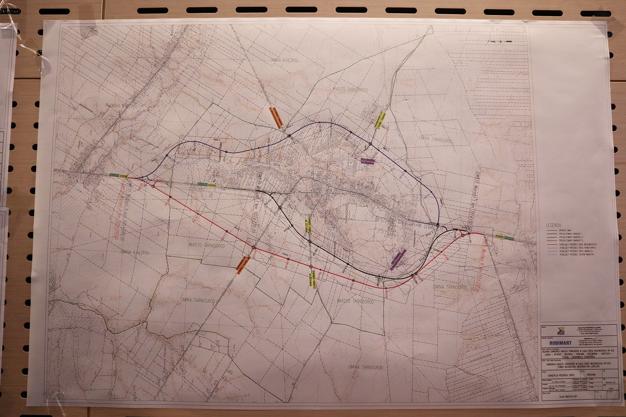Zdjęcie przedstawia mapę z proponowanymi trzema wariantami obwodnicy Tarnogrodu.