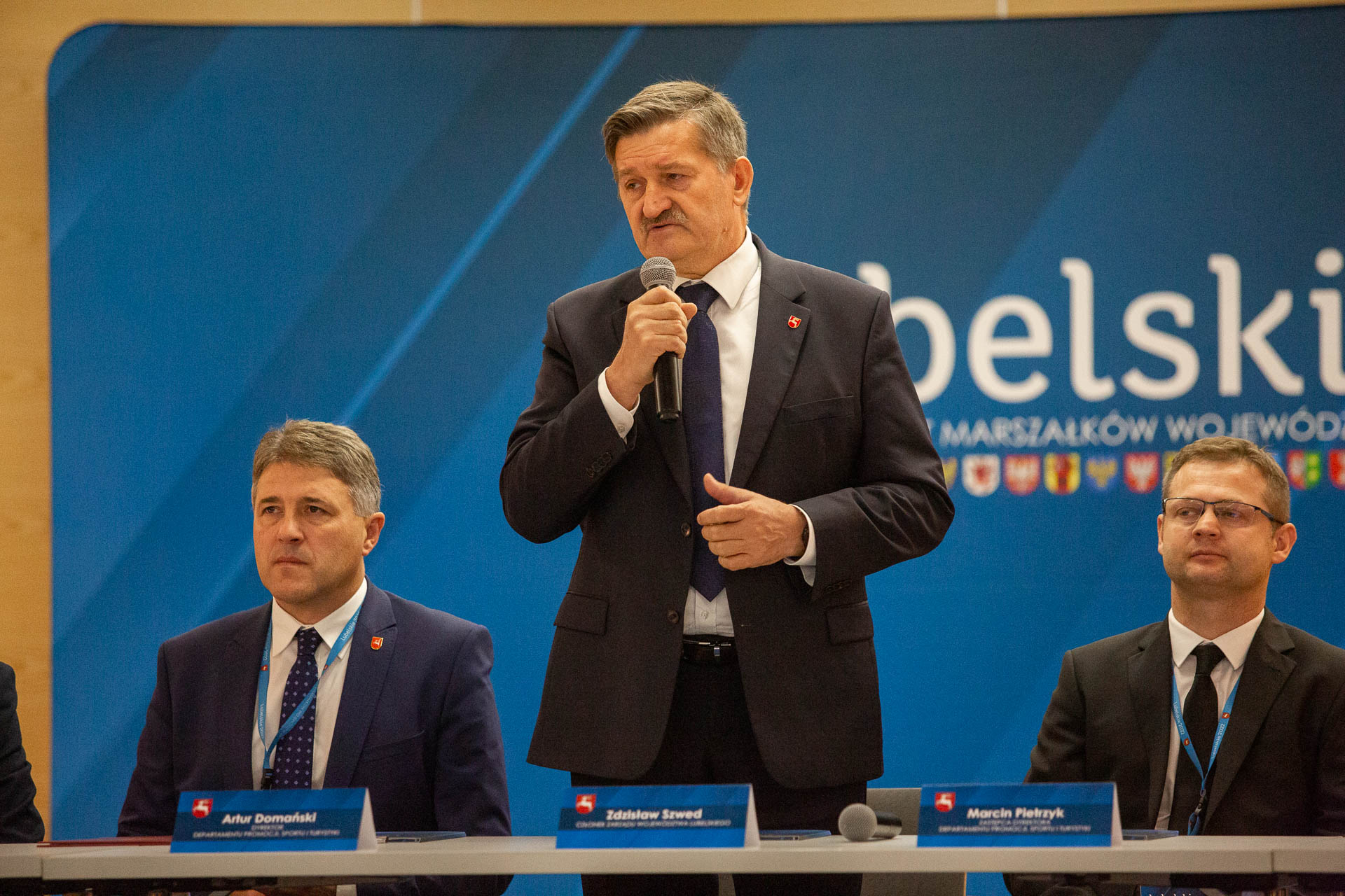 Zdjęcie przedstawia przemawiającego członka zarządu Województwa Lubelskiego Zdzisława Szweda podczas spotkania zespołu do spraw mobilności rowerowej.