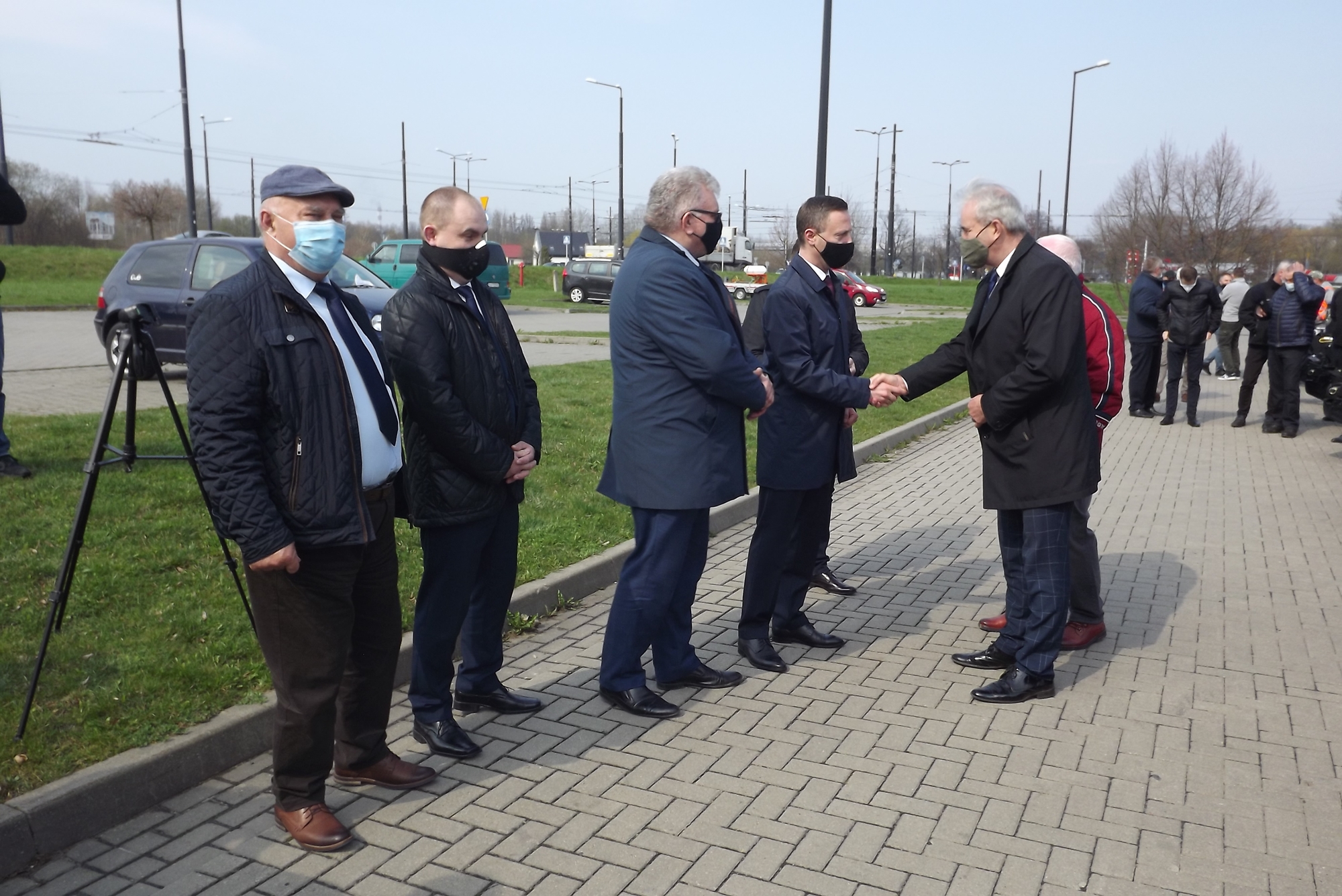 Na zdjęciu widzimy moment przekazania przez Wicemarszałka Michała MUlawę kluczyków do ciągnika, kierownikowi Rejonu Dróg Wojewódzkich w Chełmie.