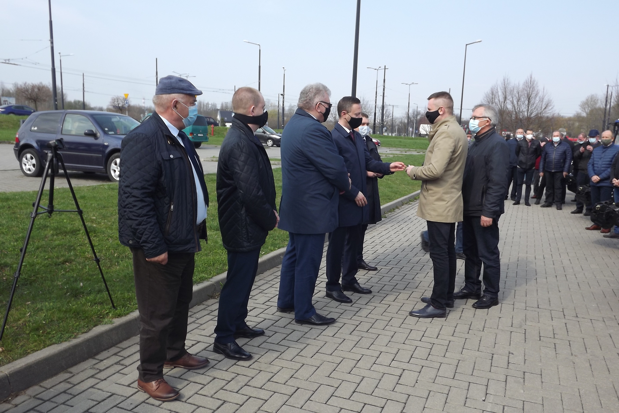 Na zdjęciu widzimy moment przekazania przez Wicemarszałka Michała MUlawę kluczyków do ciągnika, kierownikowi Rejonu Dróg Wojewódzkich w Hrubieszowie