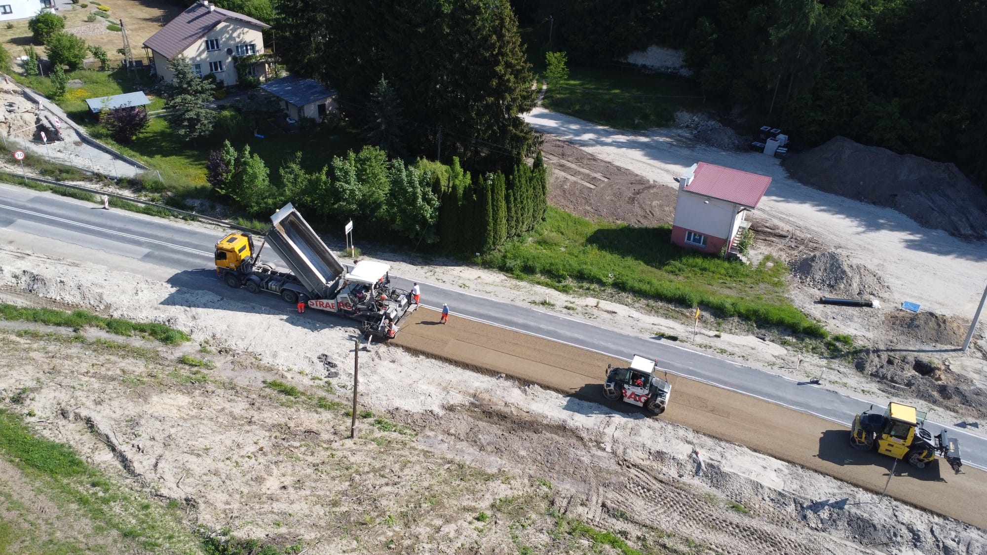 Na zdjęciu zrobionym za pomocą drona przez firmę Strabag, widzimy plac budowy drogi wojewódzkiej Nr 833 w Urzędowie