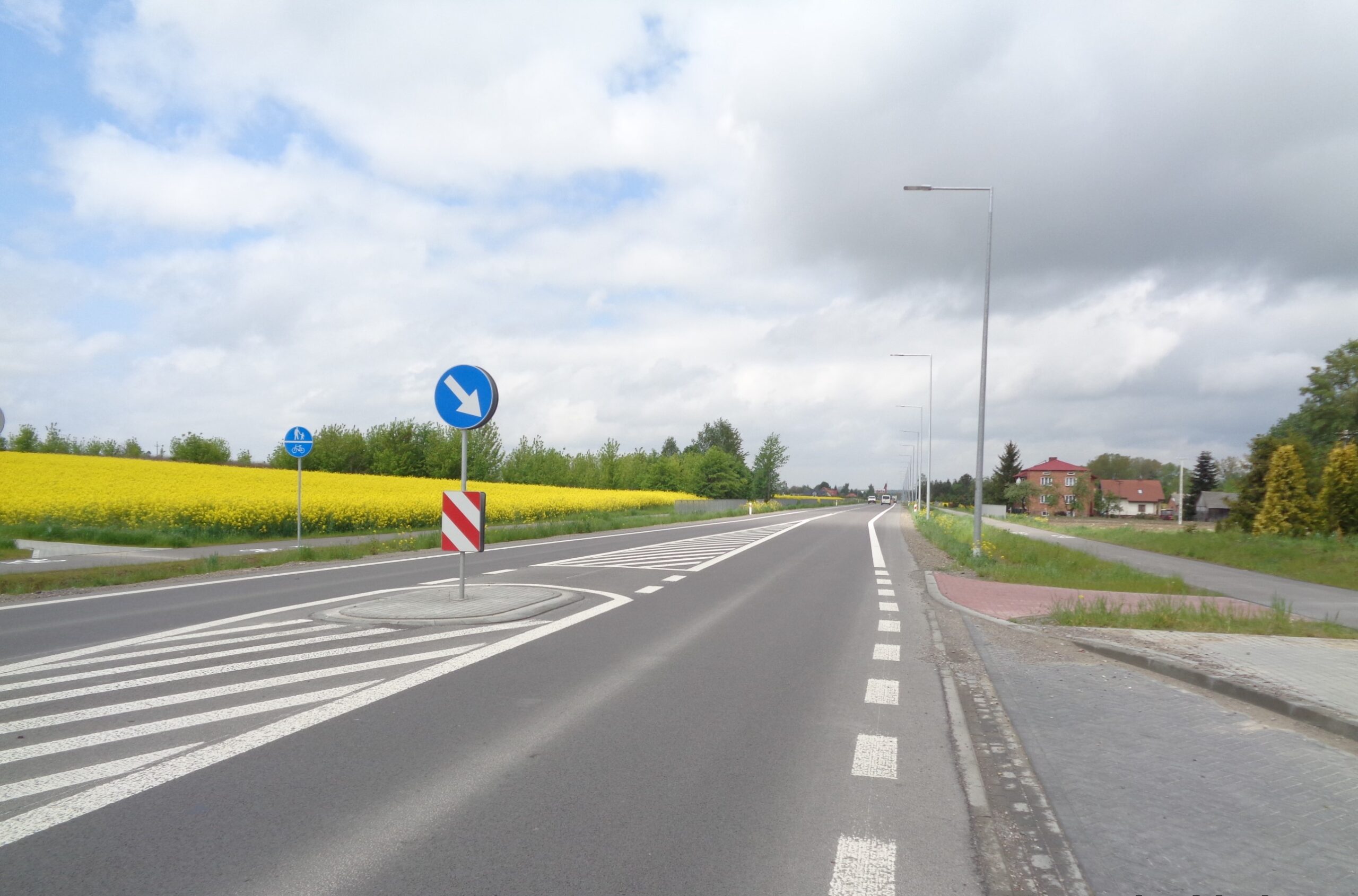 Zdjęcie przedstawia drogę wojewódzką numer 835 na odcinku od granicy miasta Lublin do miejscowości Piotrków.
