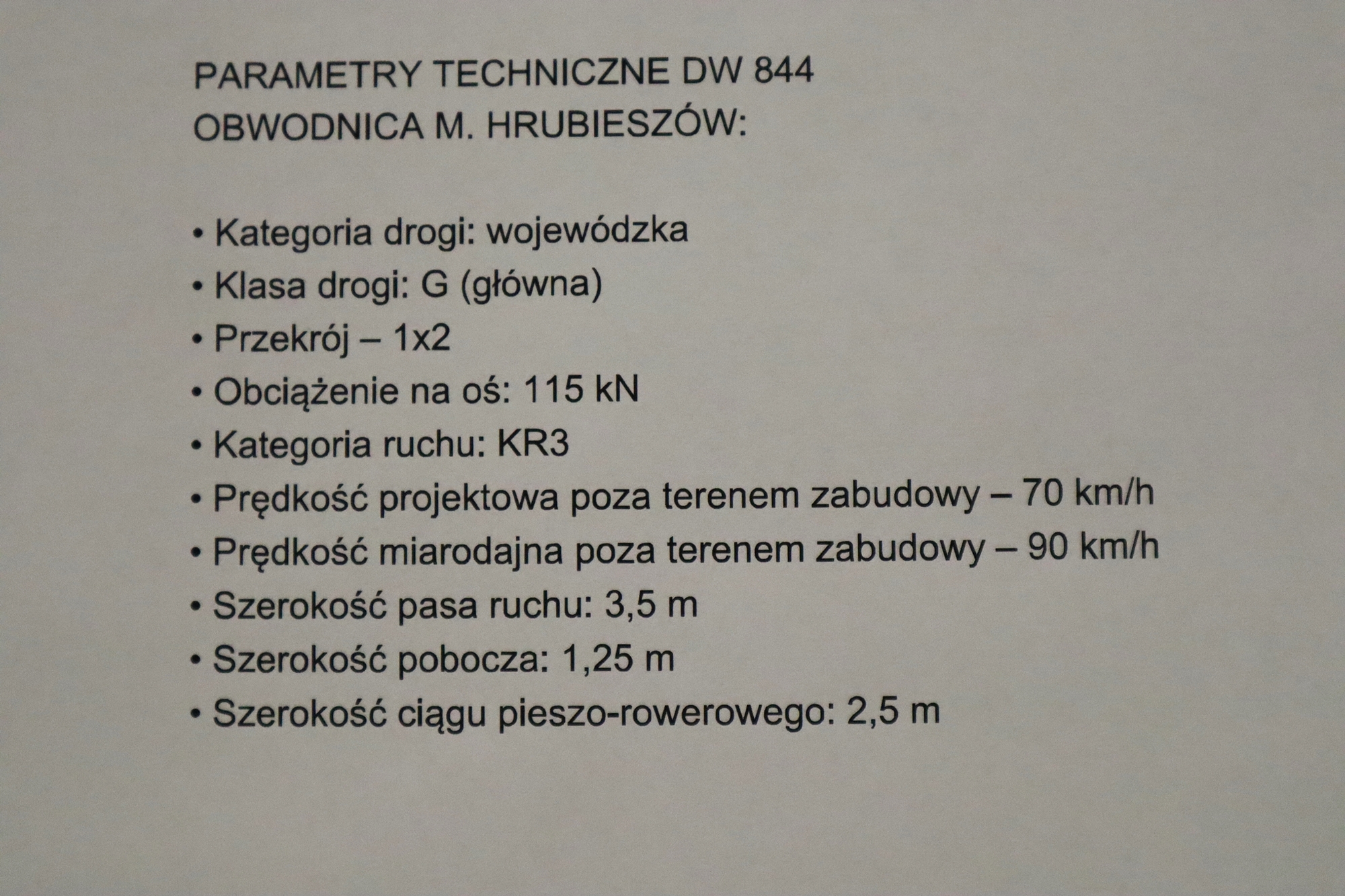 Na zdjęciu widzimy opis parametrów technicznych nowej obwodnicy Hrubieszowa w ciągu drogi wojewódzkiej numer 844