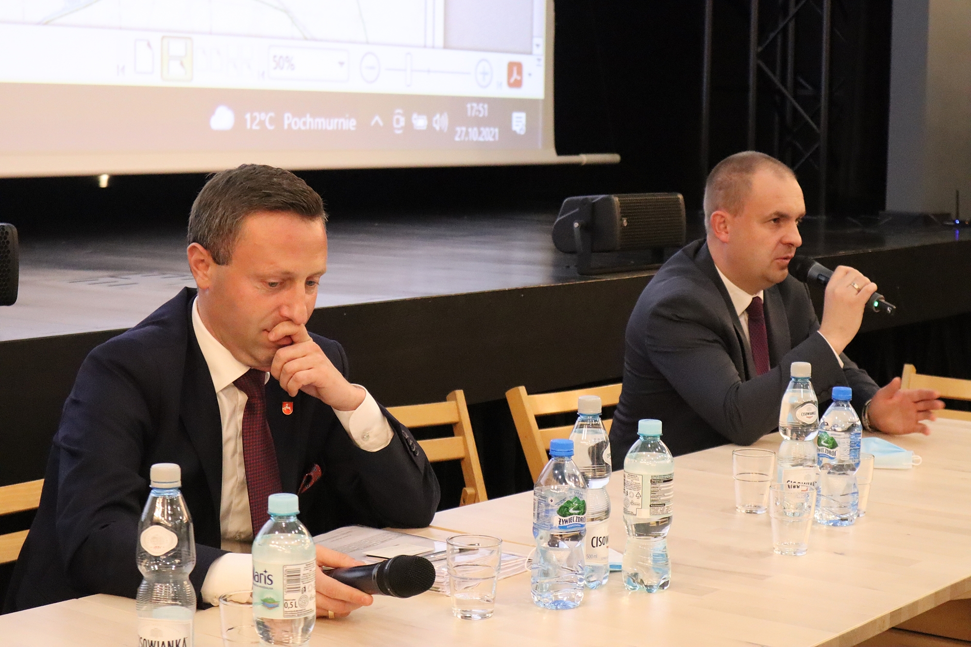 Na zdjęciu, z prawej strony widzimy dyrektora Zarządu Dróg Wojewódzkich w Lublinie Pawła Szumerę, który siedząc za stołem, odpowiada na pytania mieszkańców Tarnogrodu. Z lewej strony widzimy natomiast siedzącego wicemarszałka Michała Mulawę.