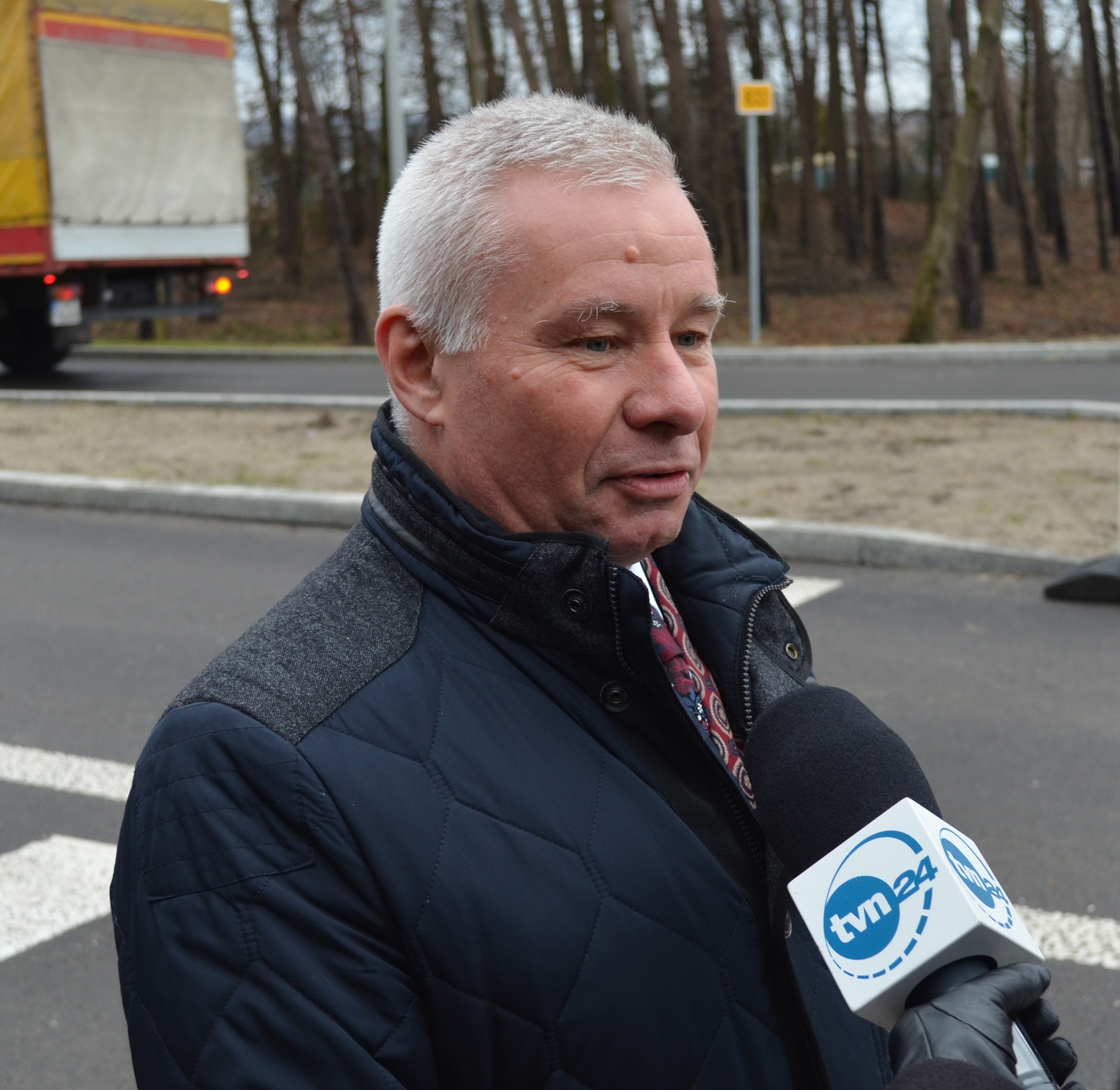 Na zdjęciu widzimy starostę powiatu kraśnickiego Andrzeja Rollę który udziela wywiadu telewizji TVN24