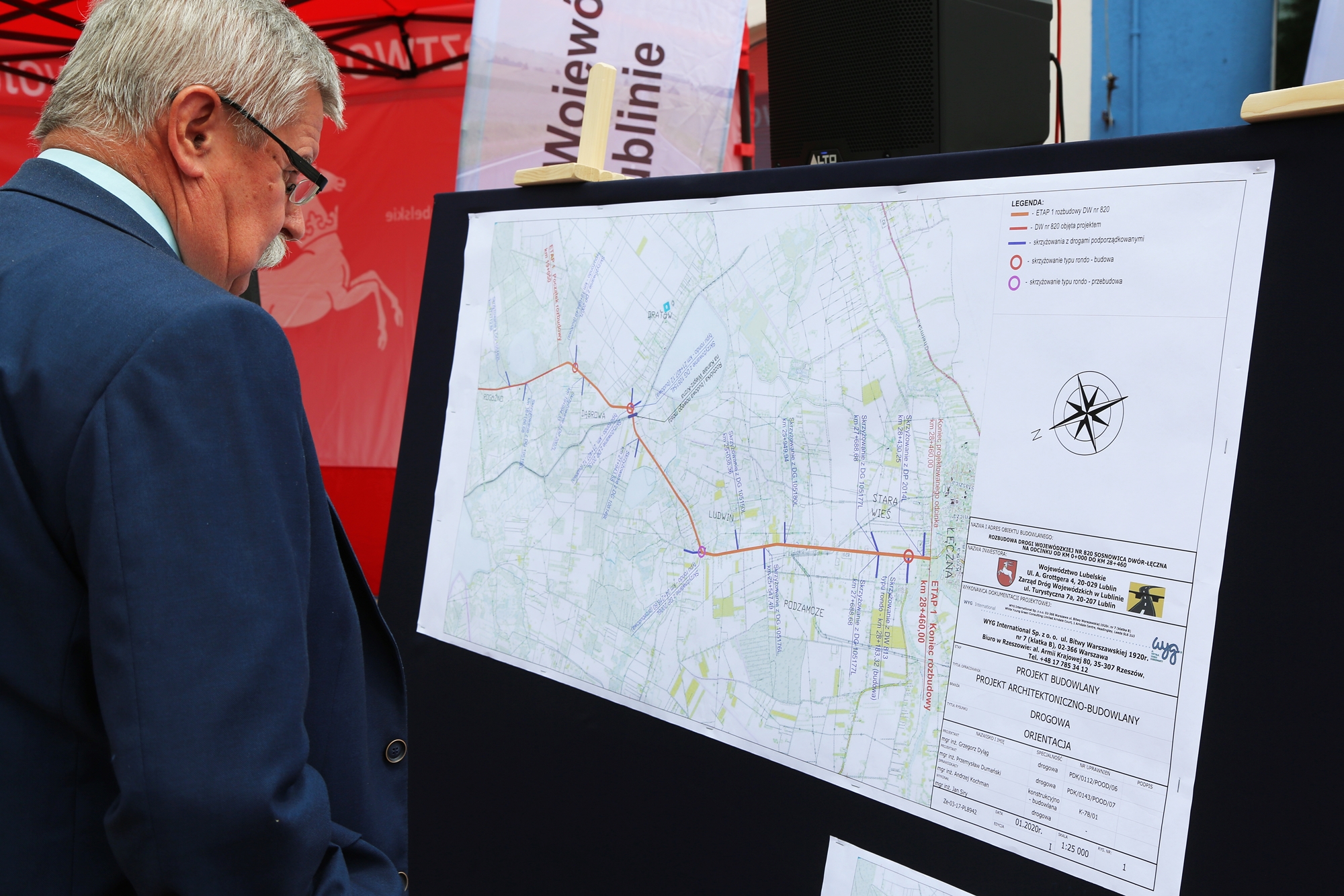 Na zdjęciu widzimy oglądającego mapę z przebiegiem drogi wojewódzkiej numer 820 mieszkańca gminy Ludwin