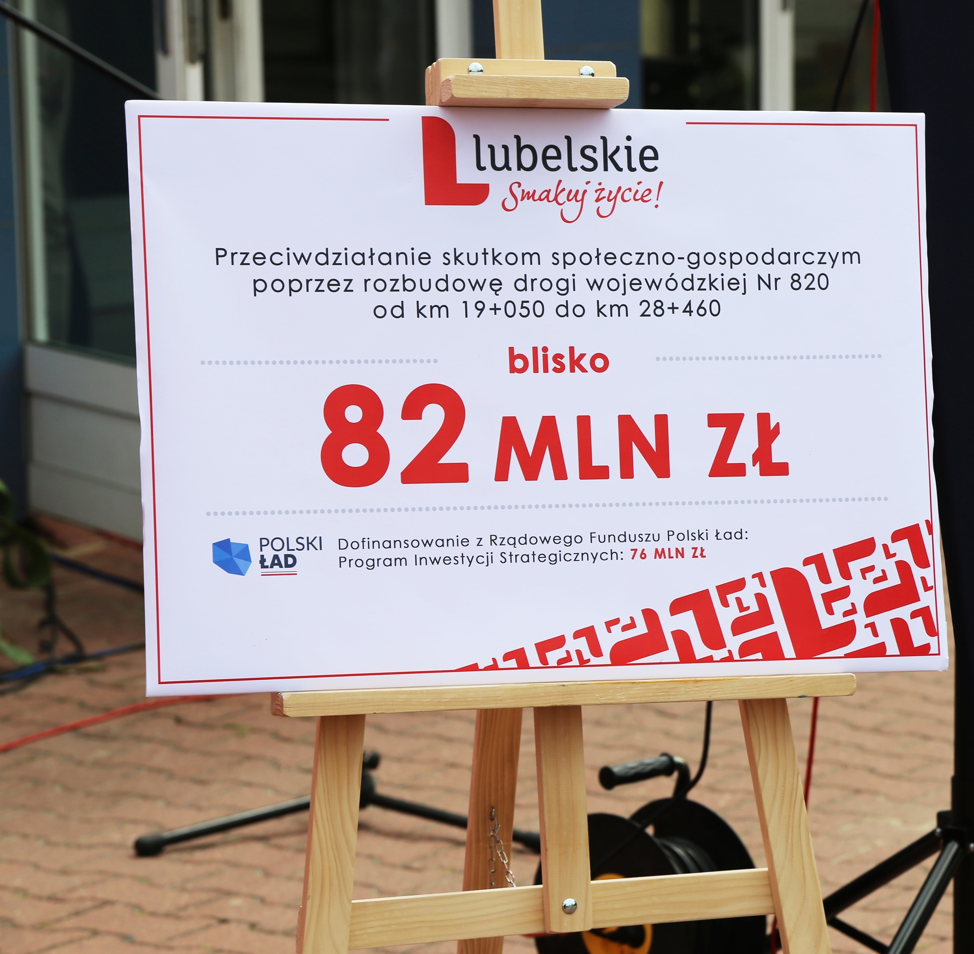 na zdjęciu widzimy czek na kwotę 82 milionów złotych na realizację zadania polegającego na przebudowie drogi wojewódzkiej numer 820 o długości około 9 kilometrów
