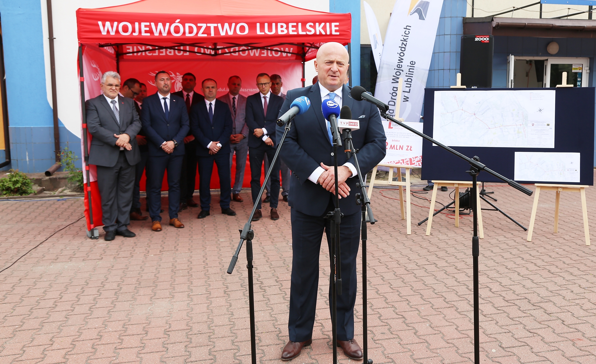 na zdjęciu widzimy marszałka województwa lubelskiego Jarosława Stawiarskiego przemawiającego podczas podpisania umowy na przebudowę drogi wojewódzkiej numer 820