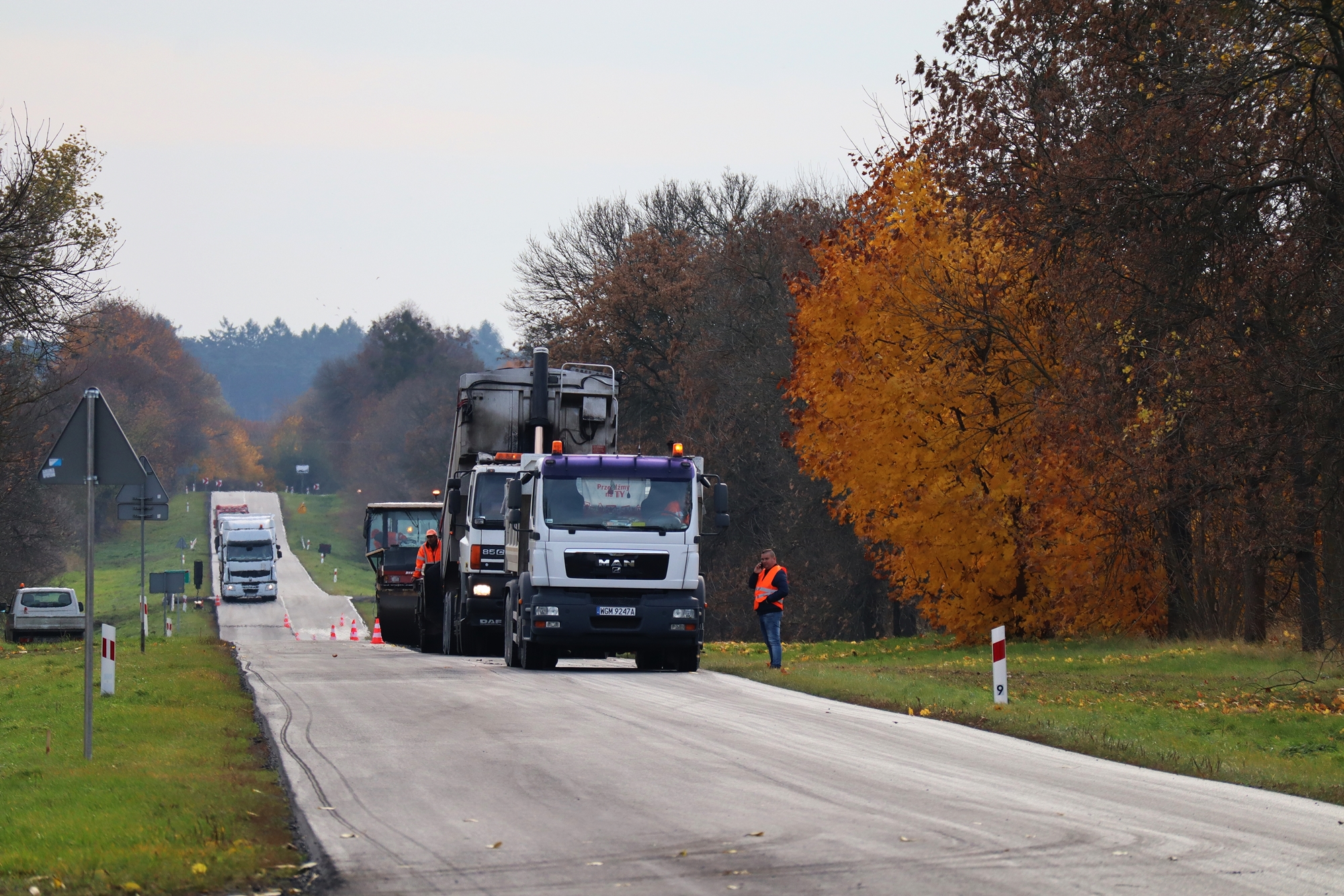 Zdjęcie przedstawia drogę wojewódzką numer 844 w okolicach miejscowości Białopole,, która jest remontowana a także pracownika który kieruje ruchem.
