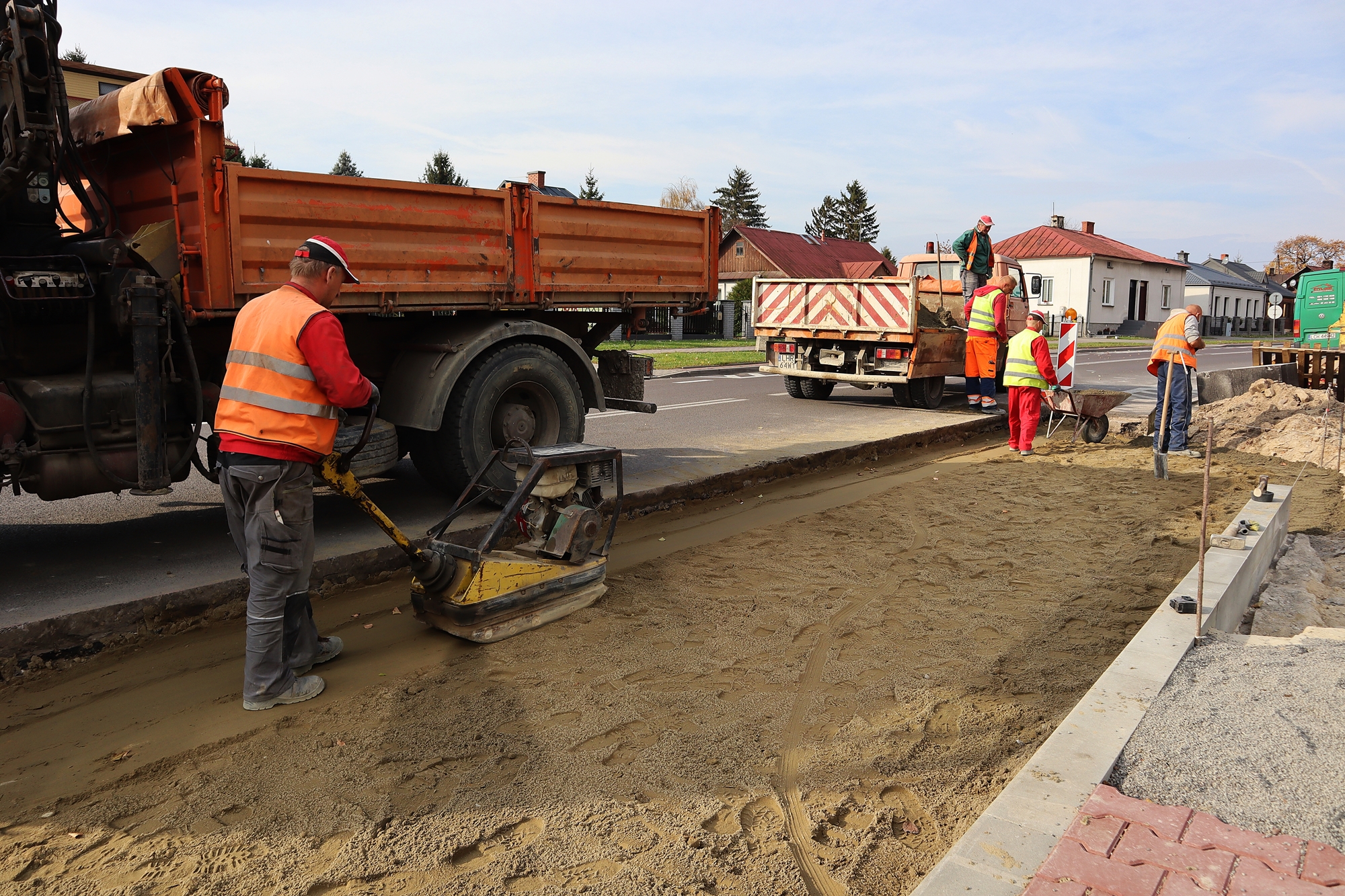 Zdjęcie przedstawia robotników którzy właśnie budują miejsca parkingowe przy drodze wojewódzkiej Nr 844 w Hrubieszowie.