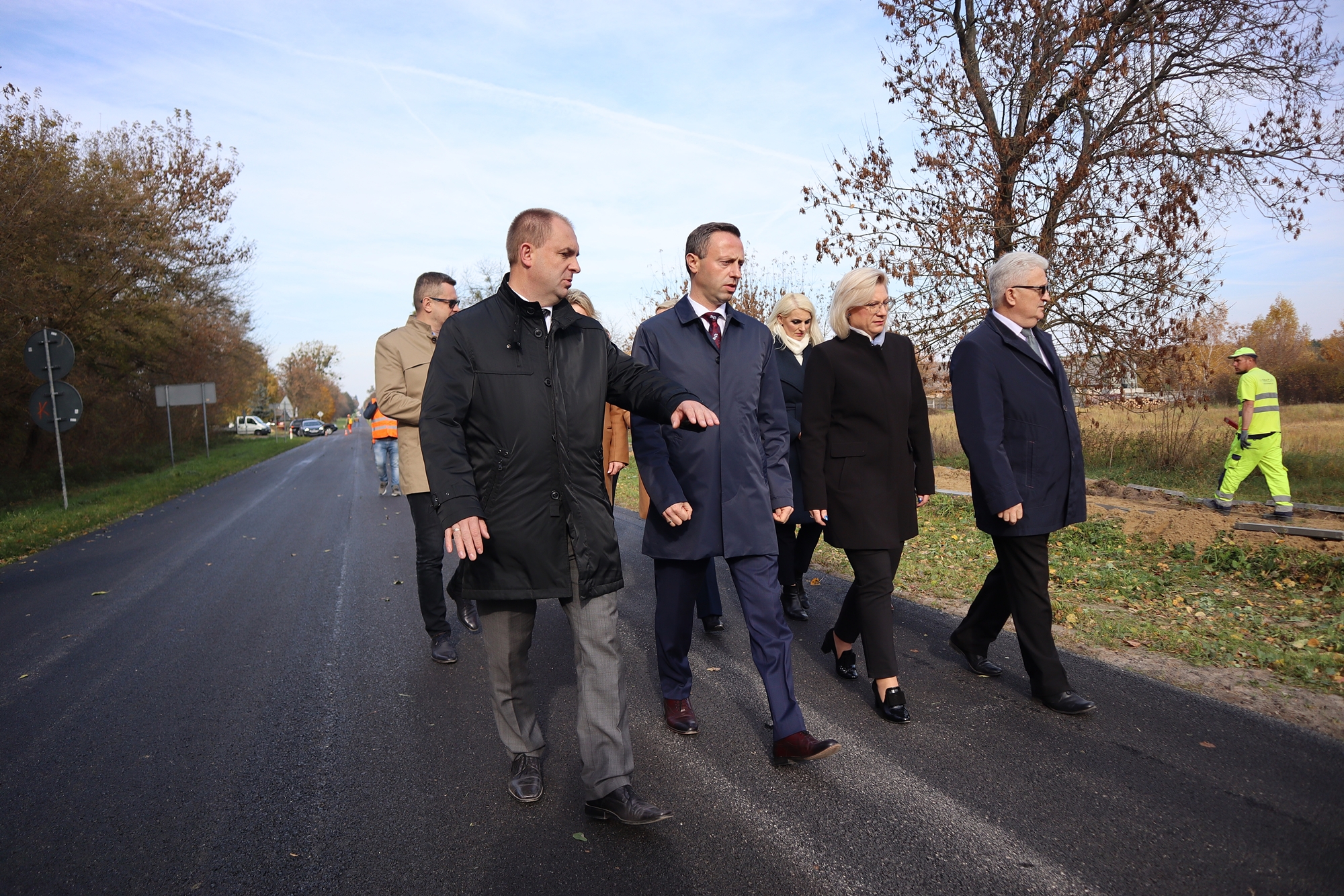 Zdjęcie przedstawia wizytację wicemarszałka Michała Mulawę, dyrektora Zarządu Dróg Wojewódzkich w Lublinie oraz radnych gminy Hrubieszów na budowie chodnika przy drodze wojewódzkiej numer 844.