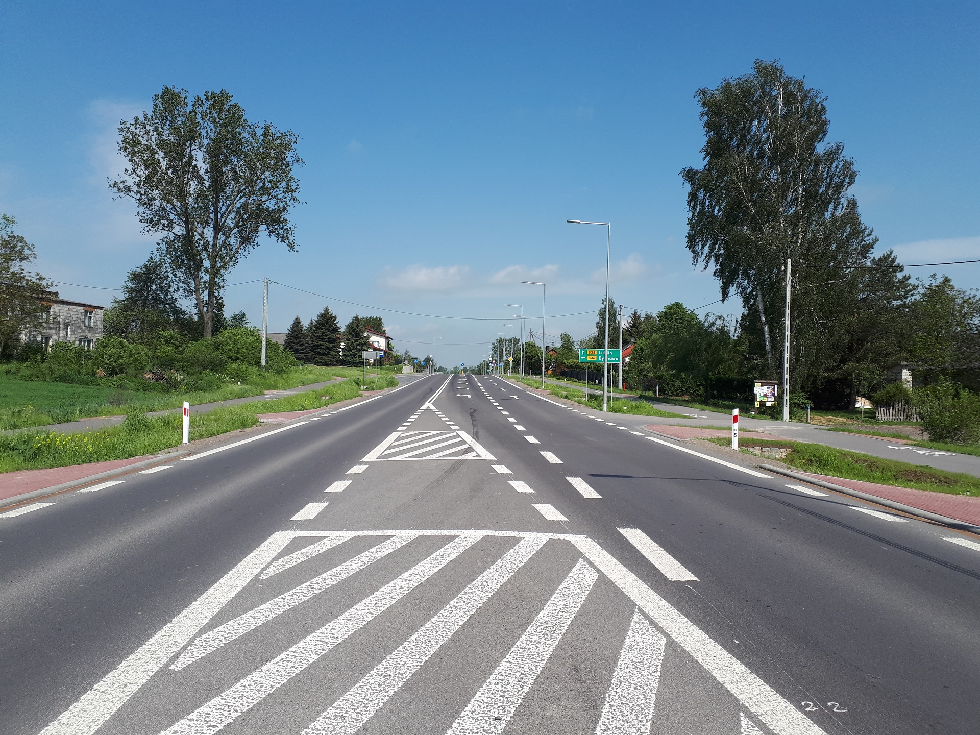 Zdjęcie przedstawia drogę wojewódzką numer 835 na odcinku od granicy miasta Lublin do miejscowości Piotrków.