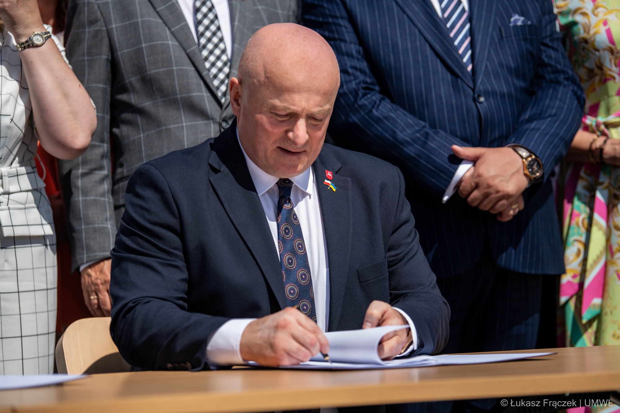 Zdjęcie przedstawia marszałka Jarosława Stawiarskiego podpisującego umowę o dofinansowanie budowy trzech obwodnic - Hrubieszowa, Opola Lubelskiego i Tarnogrodu