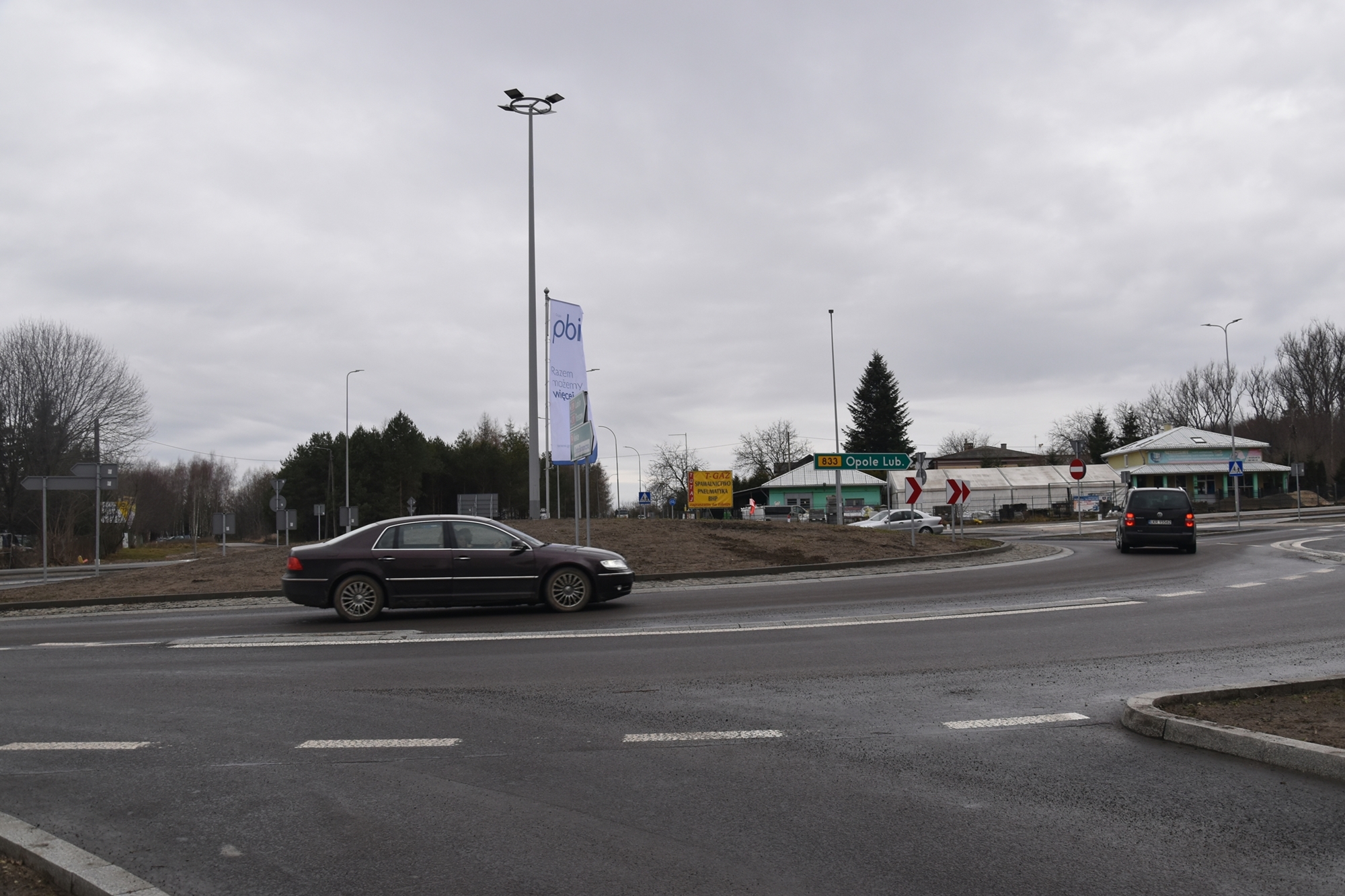 Na zdjęciu widzimy jadące pojazdy przez rondo na przebudowanej ulicy Urzędowskiej w Kraśniku