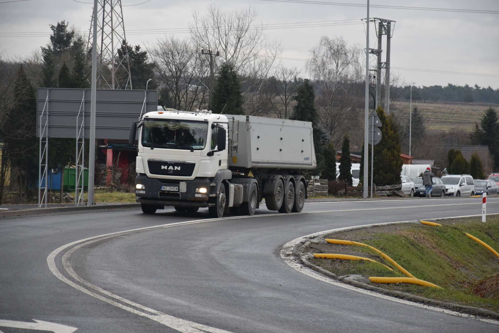 na zdjęciu widzimy jadący nową obwodnicą Kraśnika samochód ciężarowy marki DAF