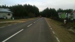 Zdjęcie przedstawia rozbudowany odcinek drogi wojewódzkiej numer 853 Nowy Majdan - Tomaszów Lubelski ze środków Regionalnego Programu Operacyjnego Województwa Lubelskiego na lata 2007 - 2013