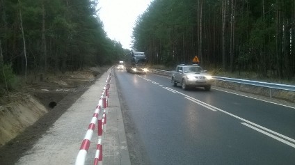 Zdjęcie przedstawia rozbudowany odcinek drogi wojewódzkiej numer 853 Nowy Majdan - Tomaszów Lubelski ze środków Regionalnego Programu Operacyjnego Województwa Lubelskiego na lata 2007 - 2013